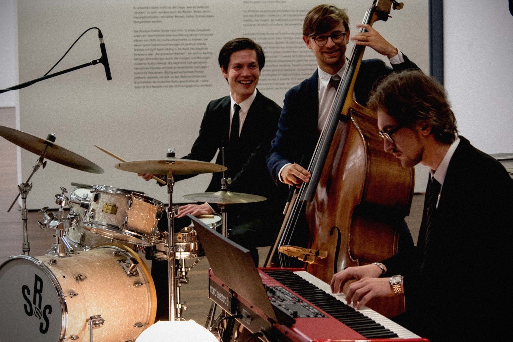 Die Jazzband aus Frankfurt spielt stilvolle Musik für Ihre Hochzeit, auf Firmenfeiern und Events. Buchen Sie die Jazzband Frankfurt SRS Trio!!