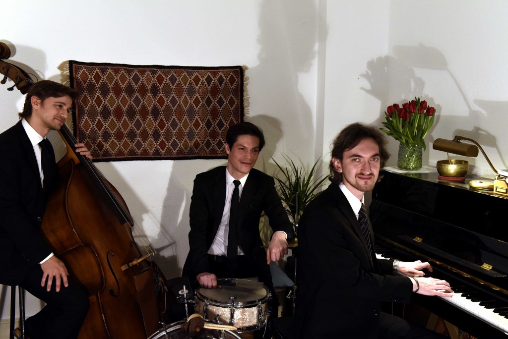 Die Jazzband aus Frankfurt spielt stilvolle Livemusik auf Parties, Events oder Firmenfeiern. Rufen Sie an oder schreiben eine E-Mail, wir machen Ihnen ein Angebot dass sie nicht ablehnen können ;)